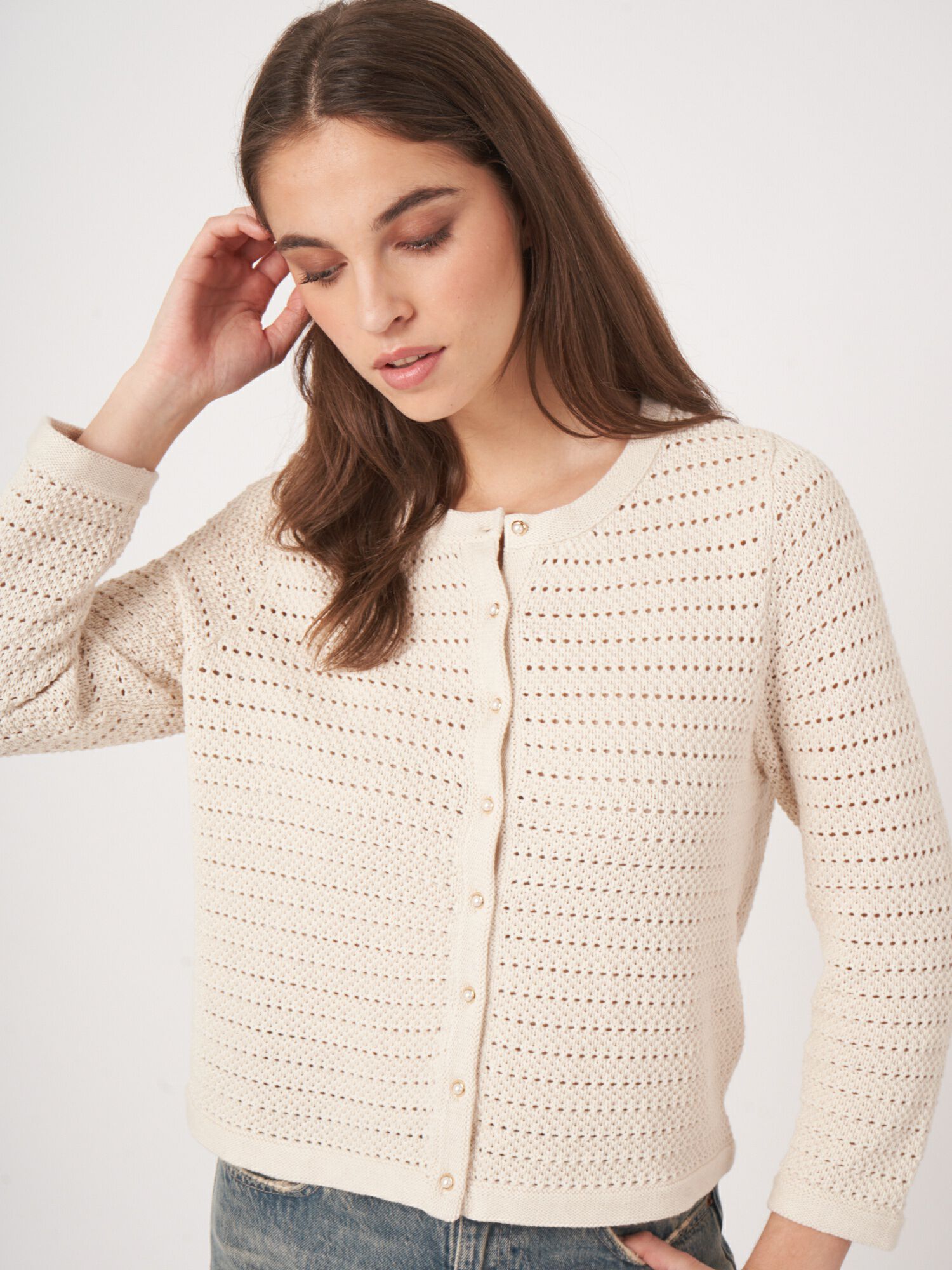 Kastiger Ajour-Cardigan mit Perlknöpfen von REPEAT cashmere