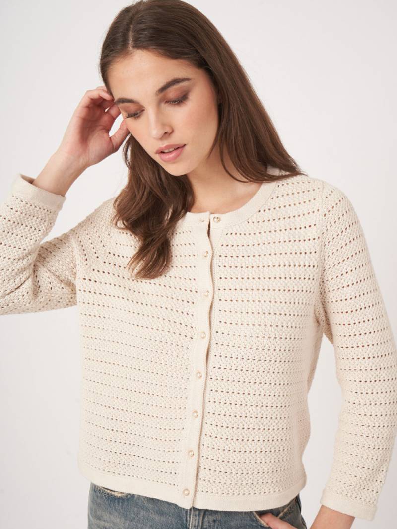 Kastiger Ajour-Cardigan mit Perlknöpfen von REPEAT cashmere