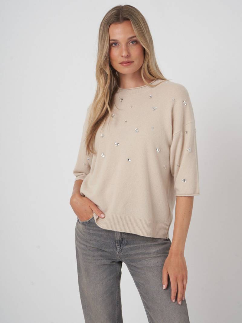 Kastiger Bio-Kaschmirpullover mit Strass-Design von REPEAT cashmere