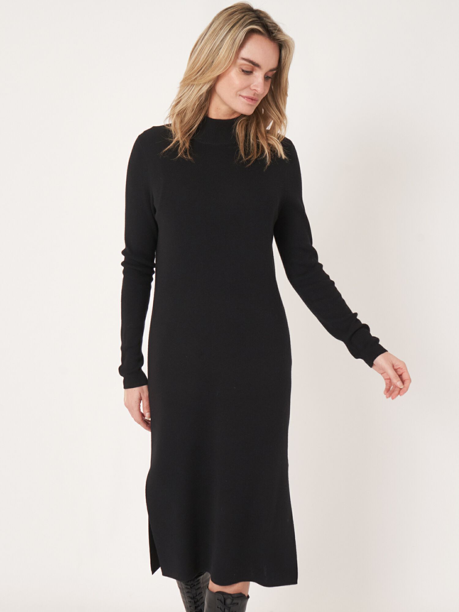Kleid aus superfeinem Rippenstrick mit Stehkragen von REPEAT cashmere