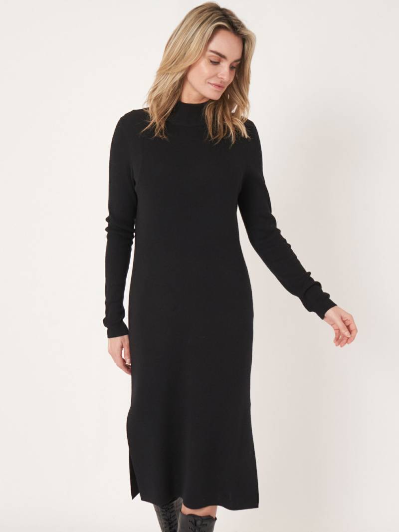 Kleid aus superfeinem Rippenstrick mit Stehkragen von REPEAT cashmere
