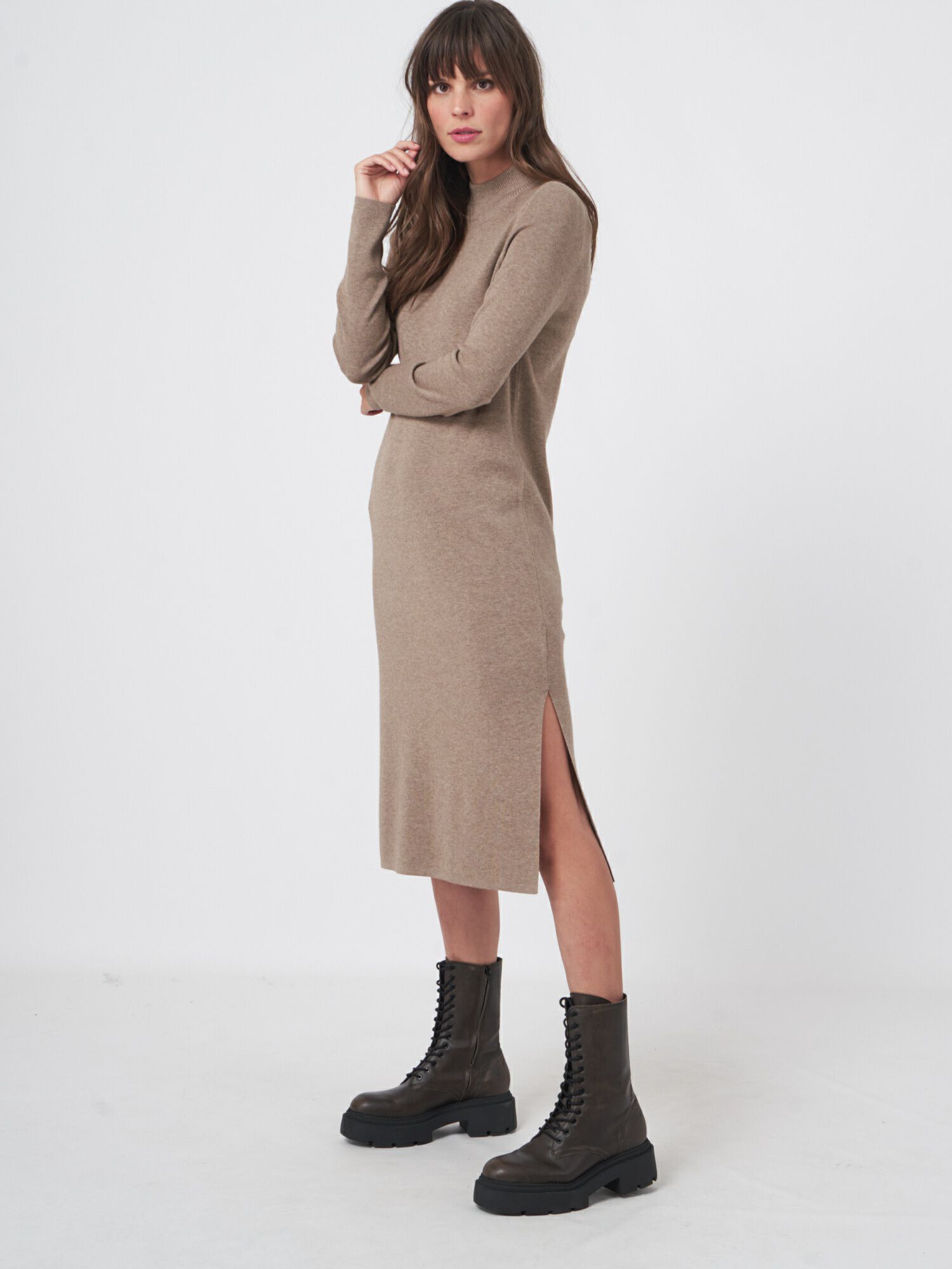 Kleid aus superfeinem Rippenstrick mit Stehkragen von REPEAT cashmere