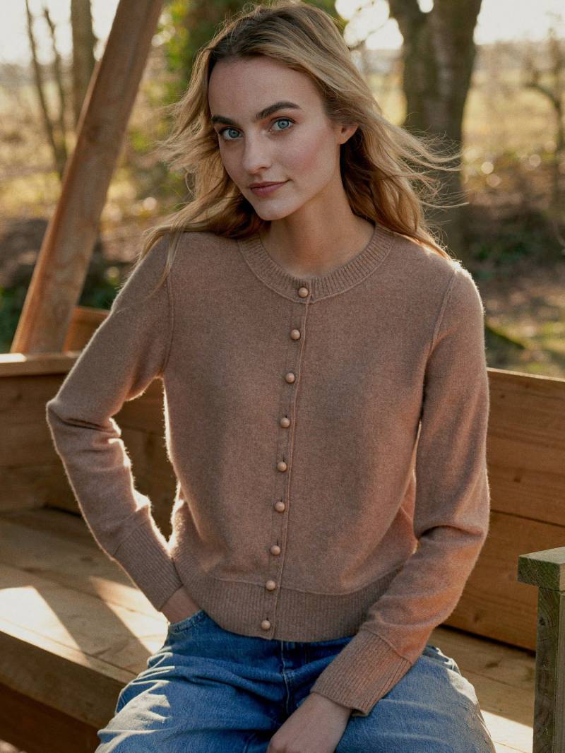 Kurze Strickjacke aus Bio-Kaschmir mit Perlenknöpfen von REPEAT cashmere