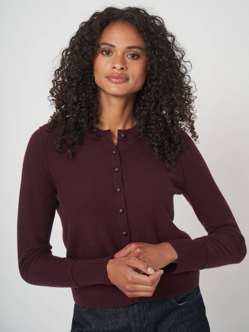 Kurze Strickjacke aus Bio-Kaschmir mit Perlenknöpfen von REPEAT cashmere