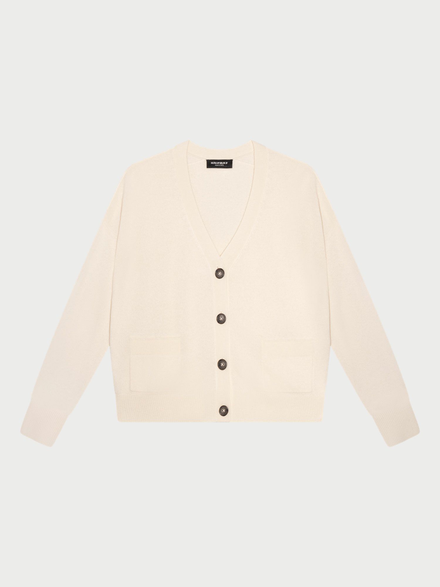 Kurze lässige Kaschmir-Strickjacke mit V-Ausschnitt und Taschen von REPEAT cashmere