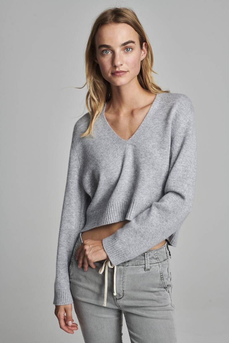 Kurzer Kaschmir-Pullover mit tiefem V-Ausschnitt von REPEAT cashmere