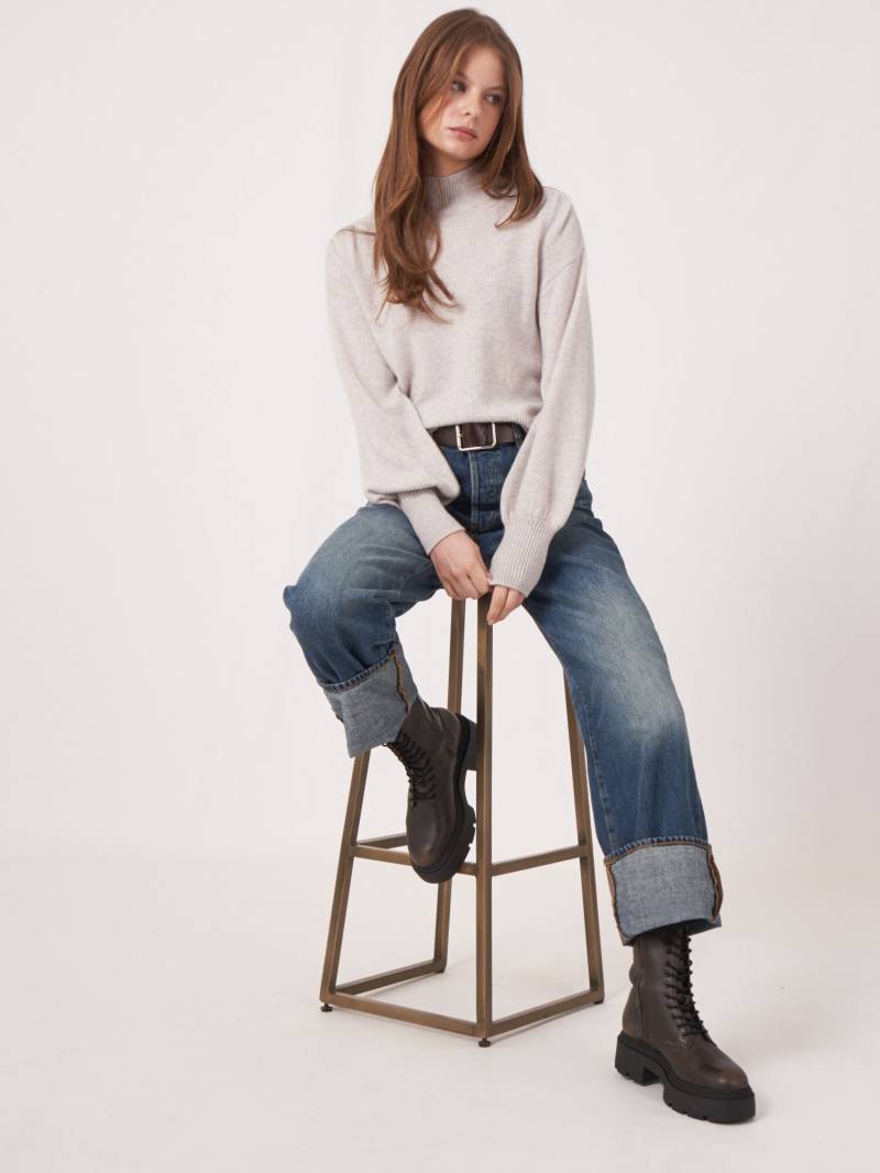 Kurzer Kaschmirpullover mit Puffärmeln von REPEAT cashmere