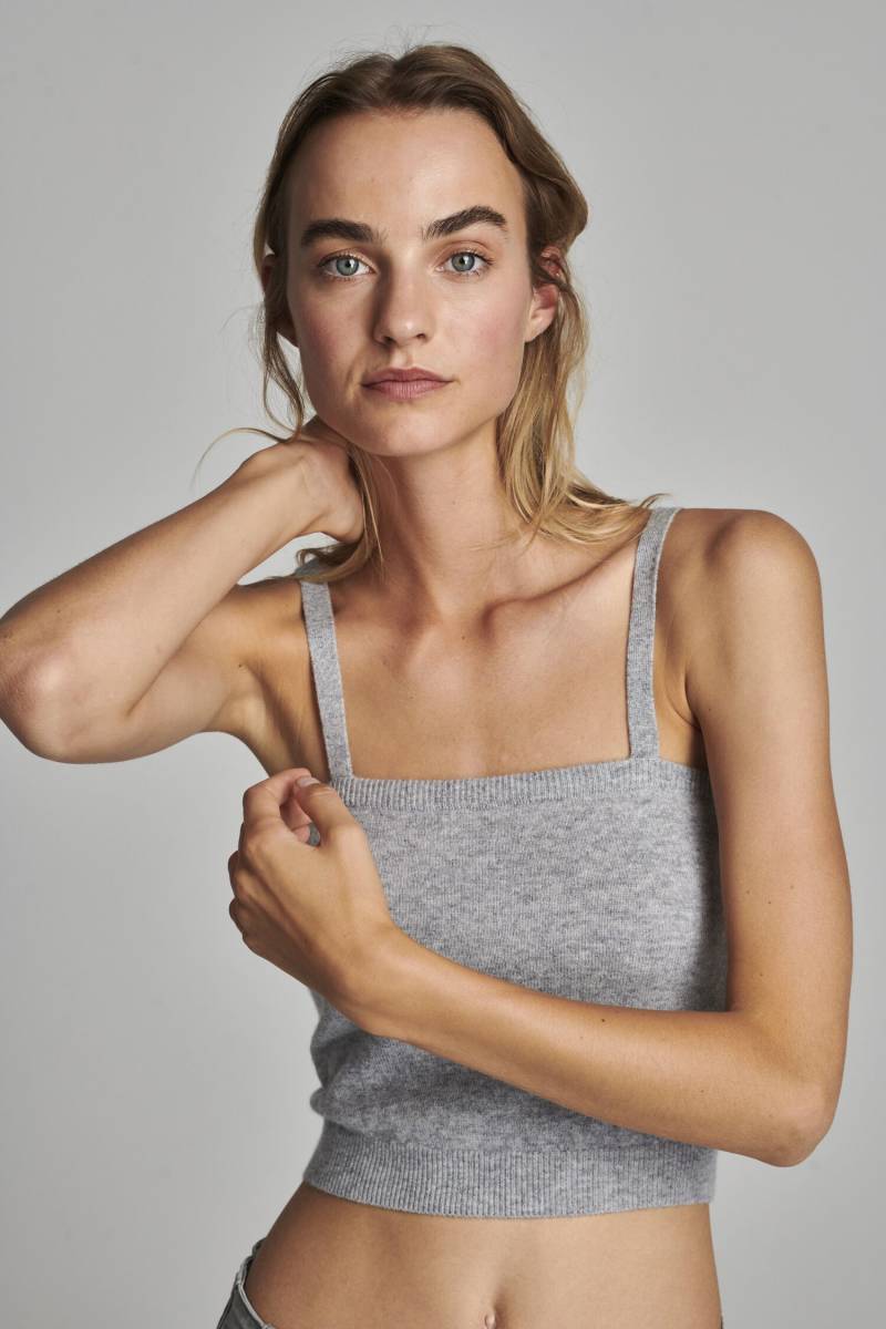 Kurzes Kaschmir-Oberteil mit Spaghettiträger von REPEAT cashmere