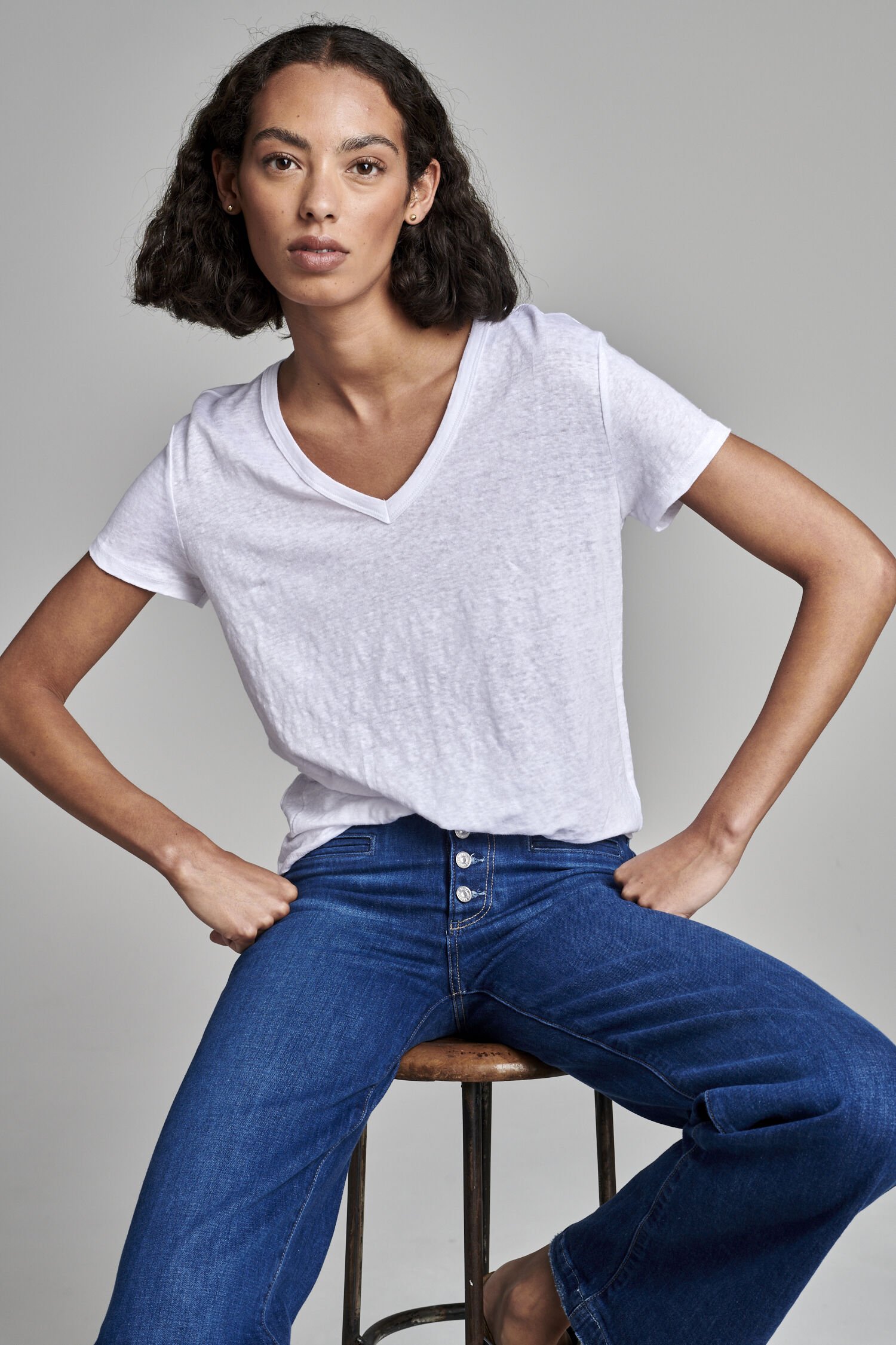 Lässiges Leinen-T-Shirt mit V-Ausschnitt von REPEAT cashmere