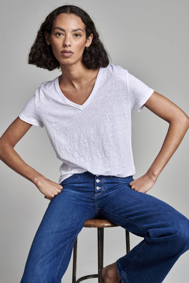 Lässiges Leinen-T-Shirt mit V-Ausschnitt von REPEAT cashmere