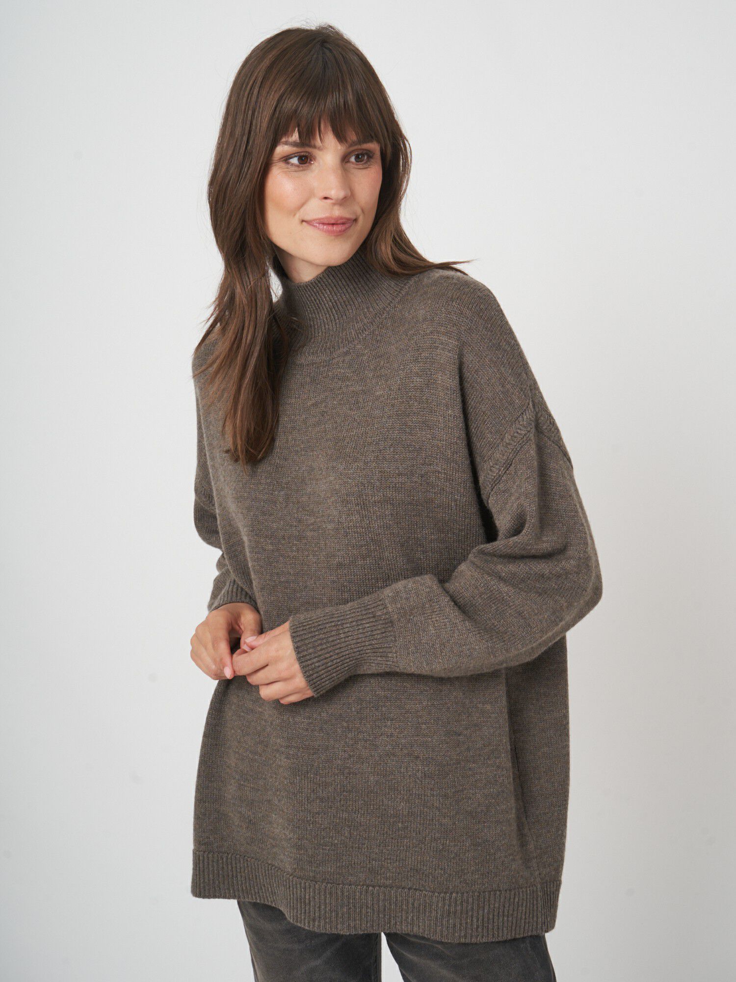Langer Merinowollpullover mit weitem Schnitt von REPEAT cashmere