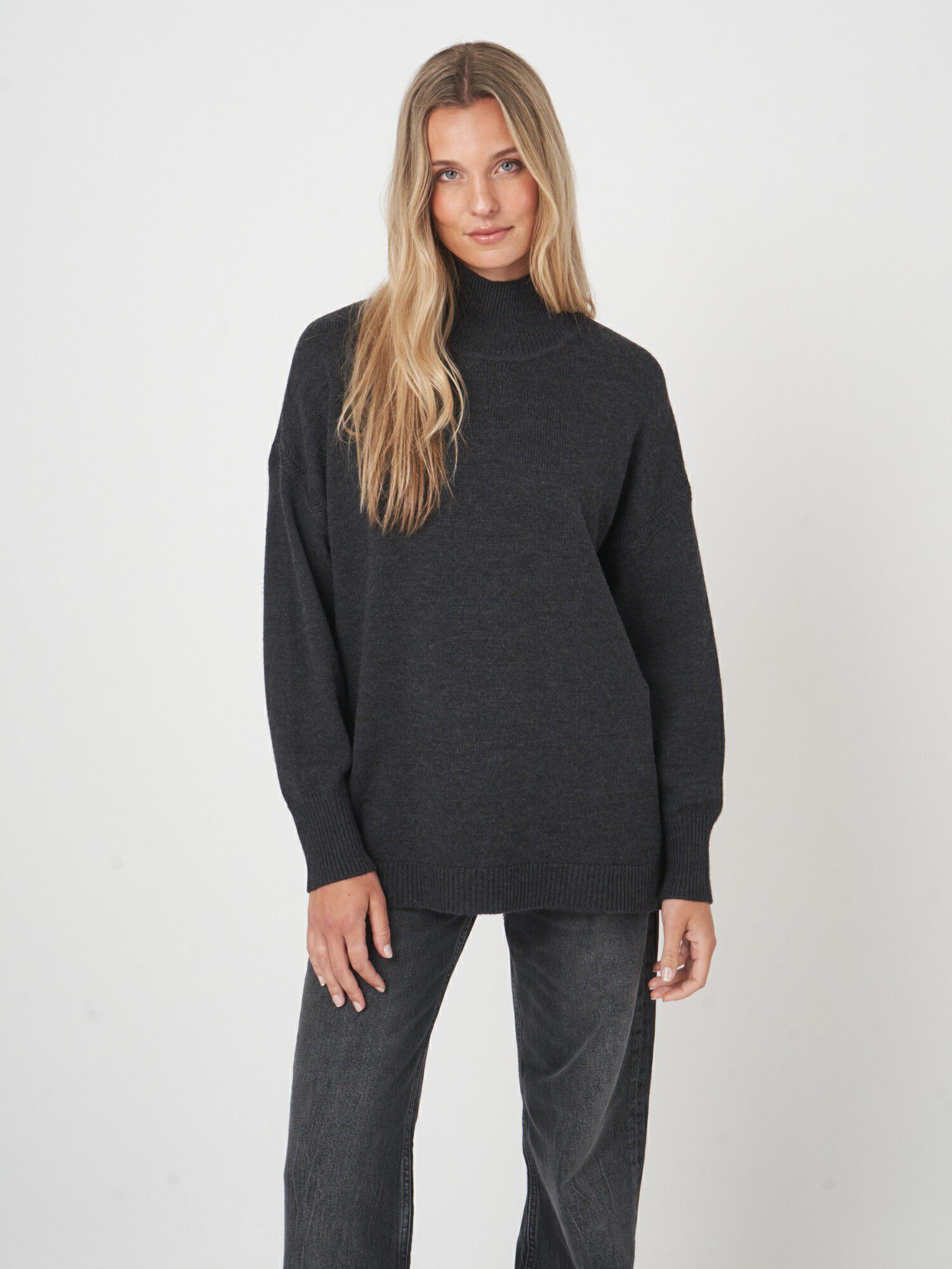 Langer Merinowollpullover mit weitem Schnitt von REPEAT cashmere