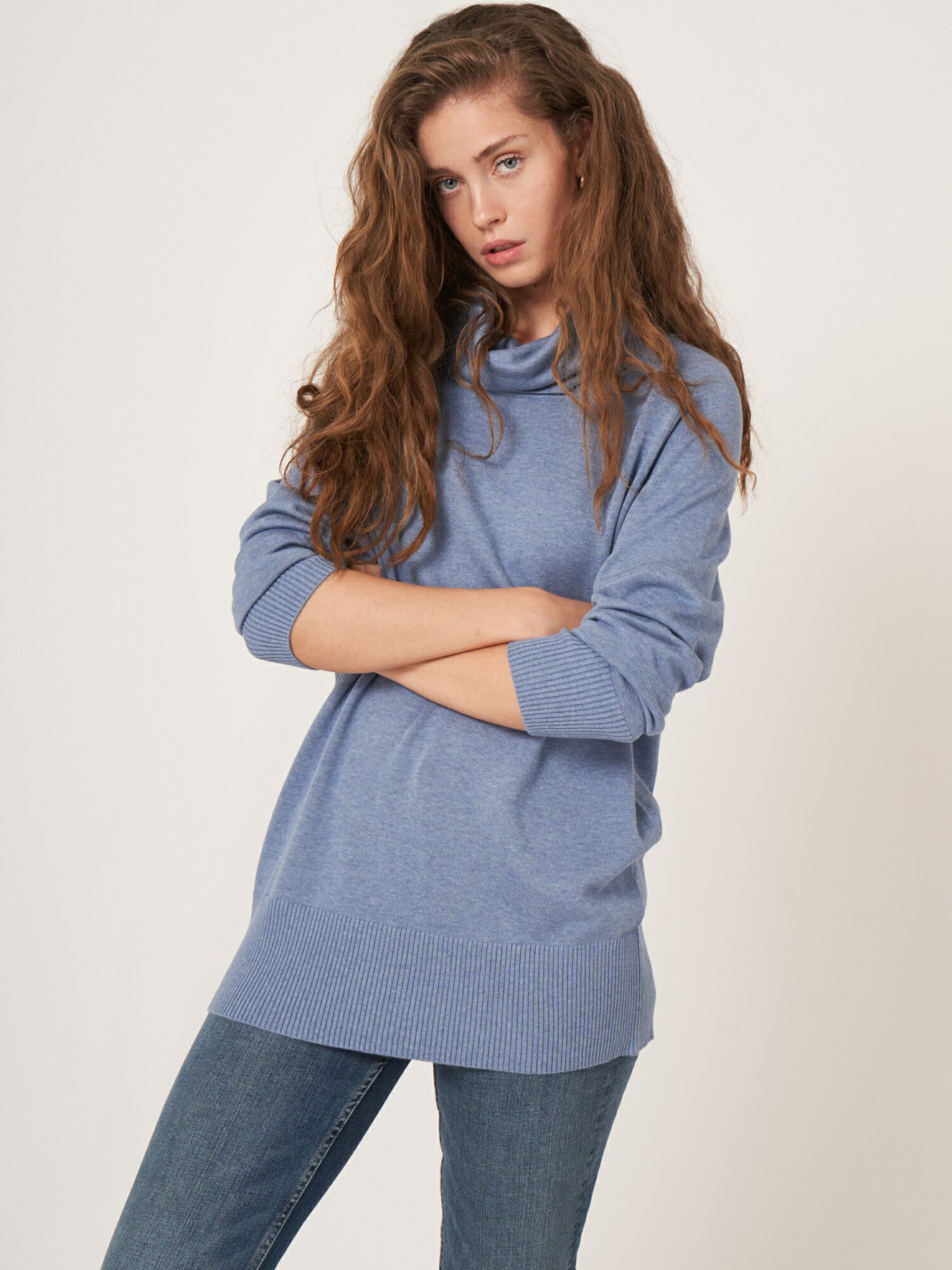 Langer Rollkragen-Pullover im Feinstrick von REPEAT cashmere