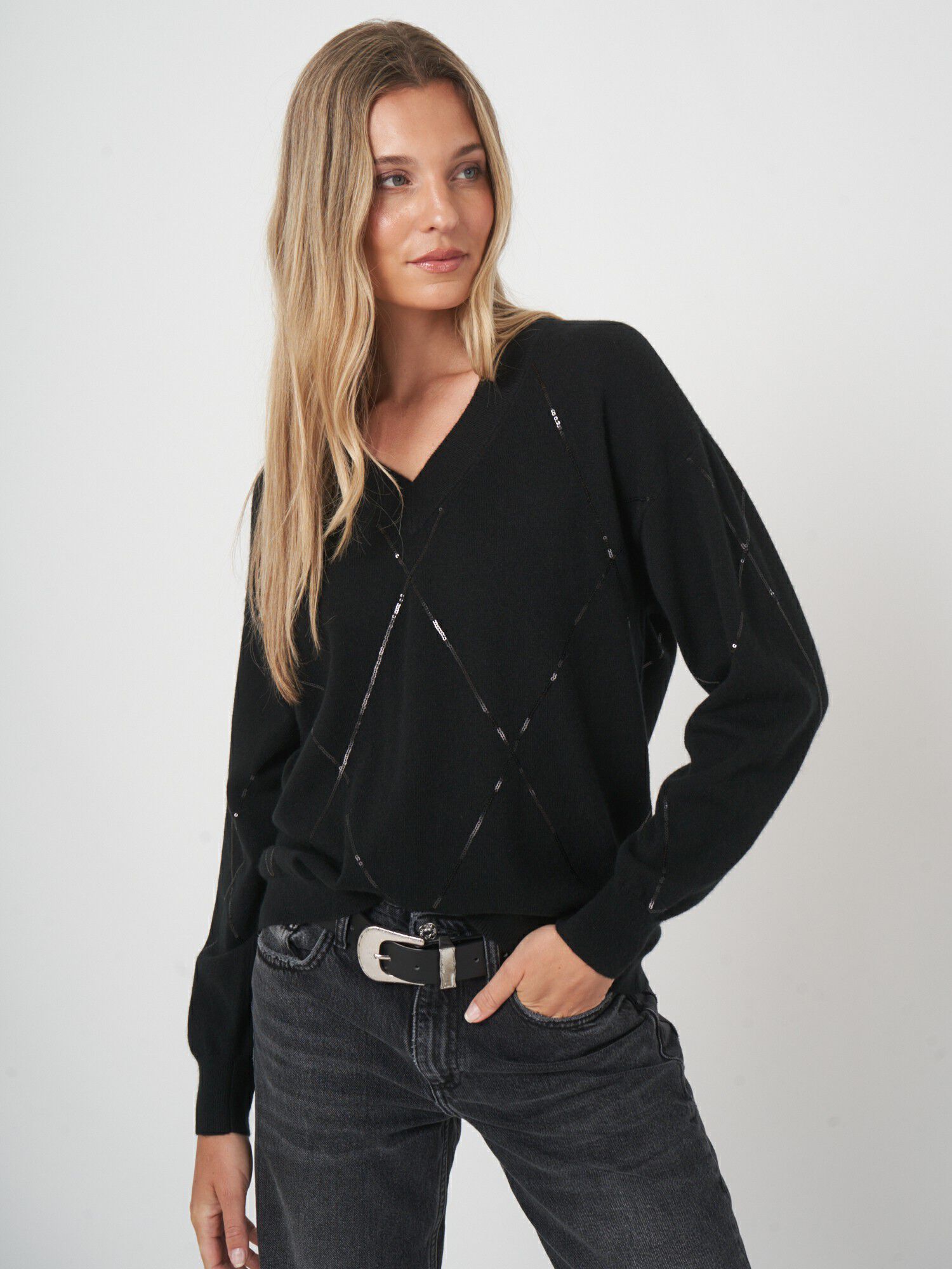 Leichter V-Ausschnitt-Pullover mit dezentem Glanz von REPEAT cashmere