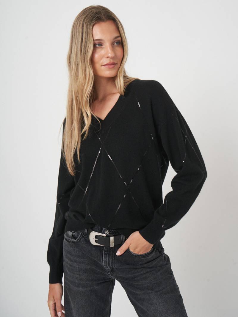 Leichter V-Ausschnitt-Pullover mit dezentem Glanz von REPEAT cashmere