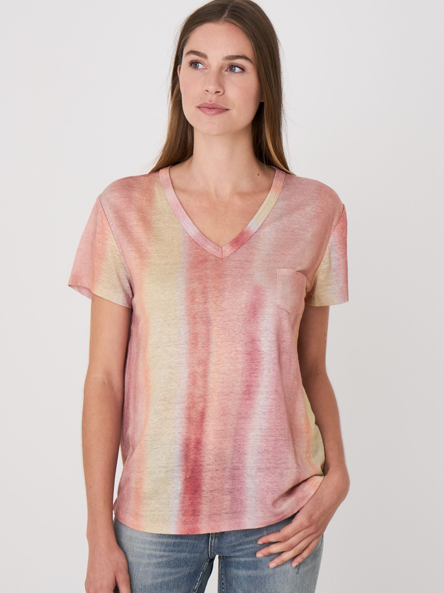 Leinen-T-Shirt mit V-Ausschnitt und gestreiftem Tie-Dye-Druck von REPEAT cashmere