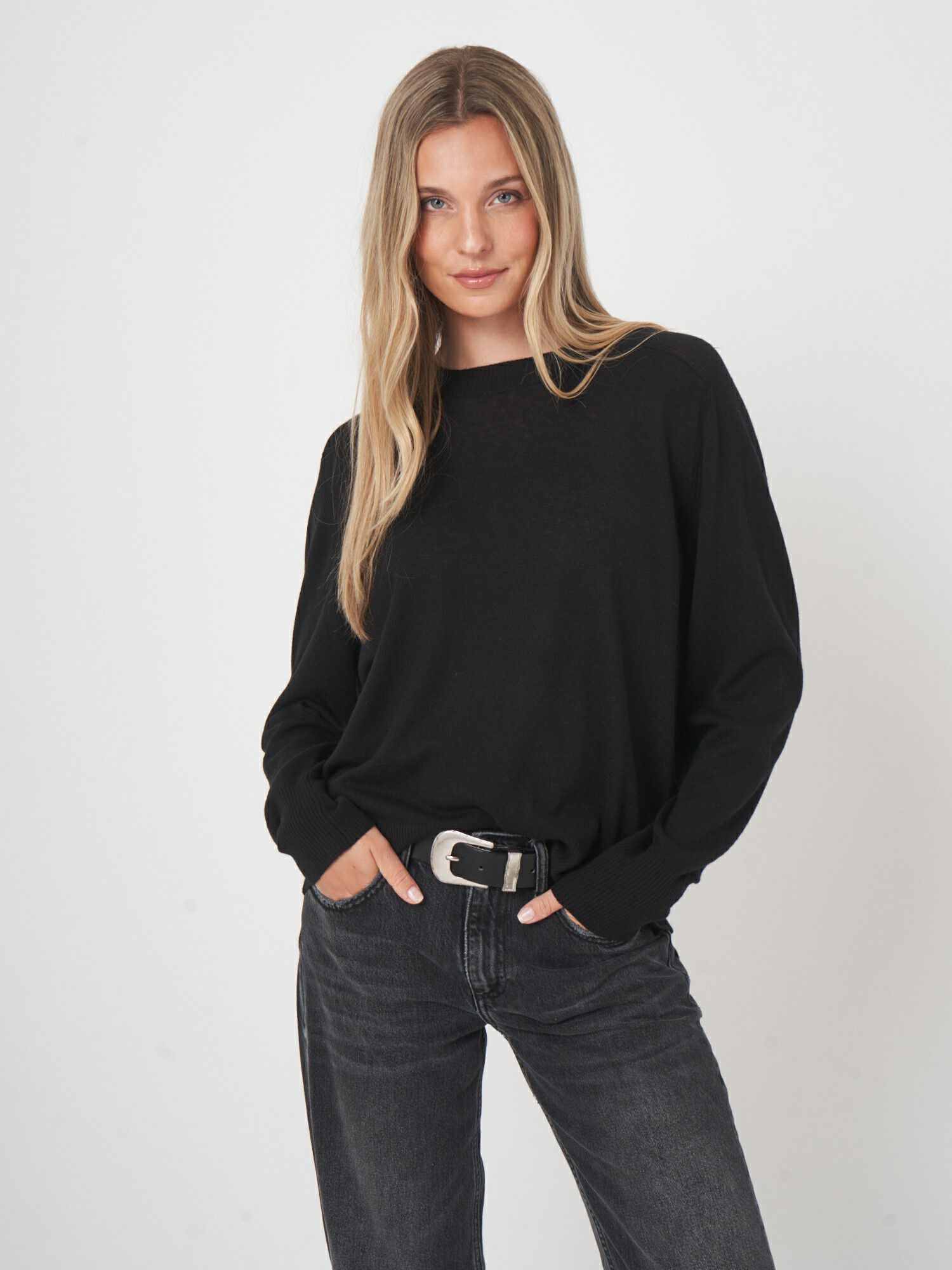 Locker fallender Strickpullover mit langen Ärmeln von REPEAT cashmere