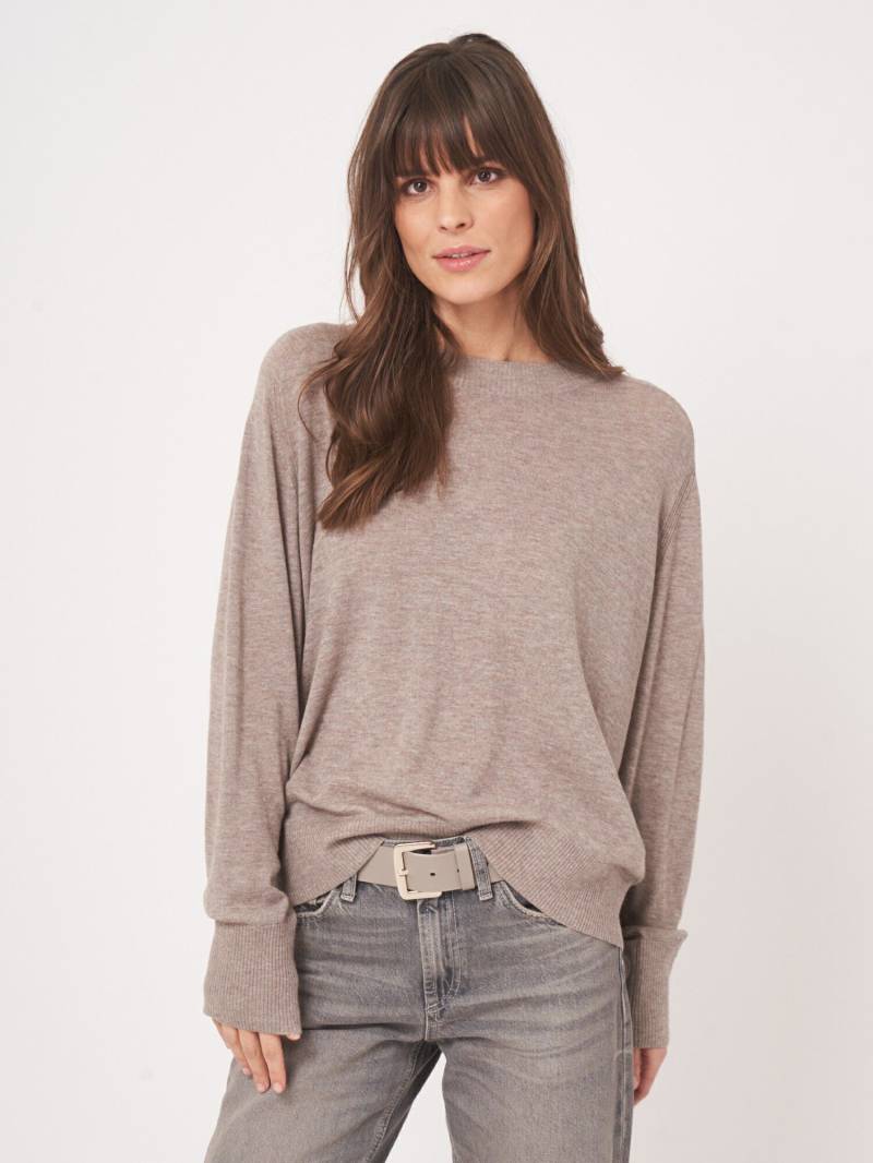 Locker fallender Strickpullover mit langen Ärmeln von REPEAT cashmere