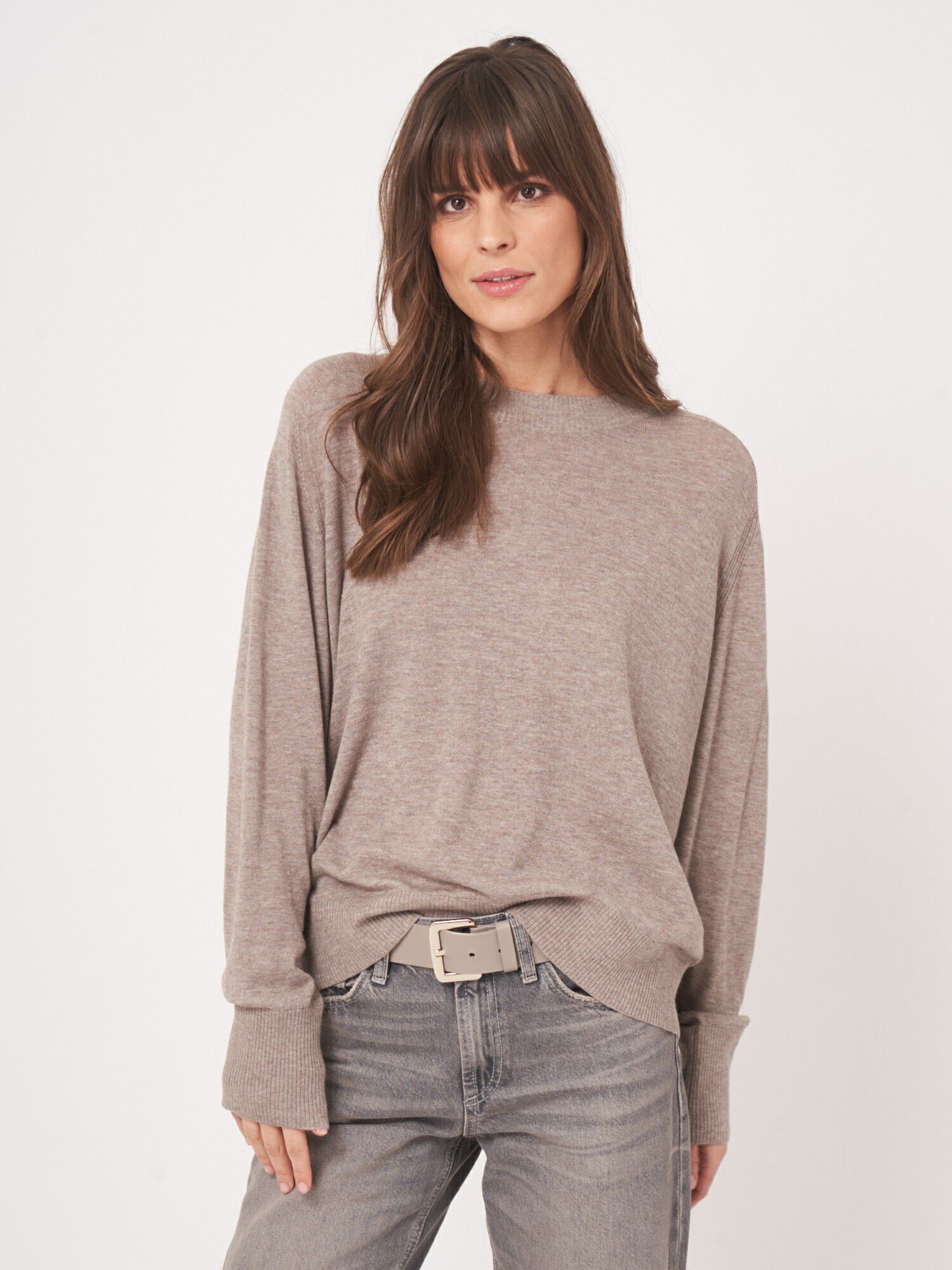 Locker fallender Strickpullover mit langen Ärmeln von REPEAT cashmere