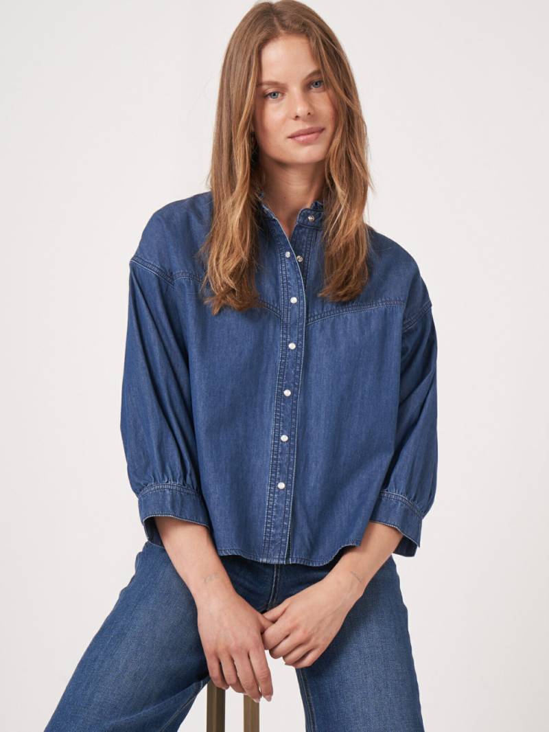 Locker geschnittene Denim-Bluse mit Rüschenkragen von REPEAT cashmere