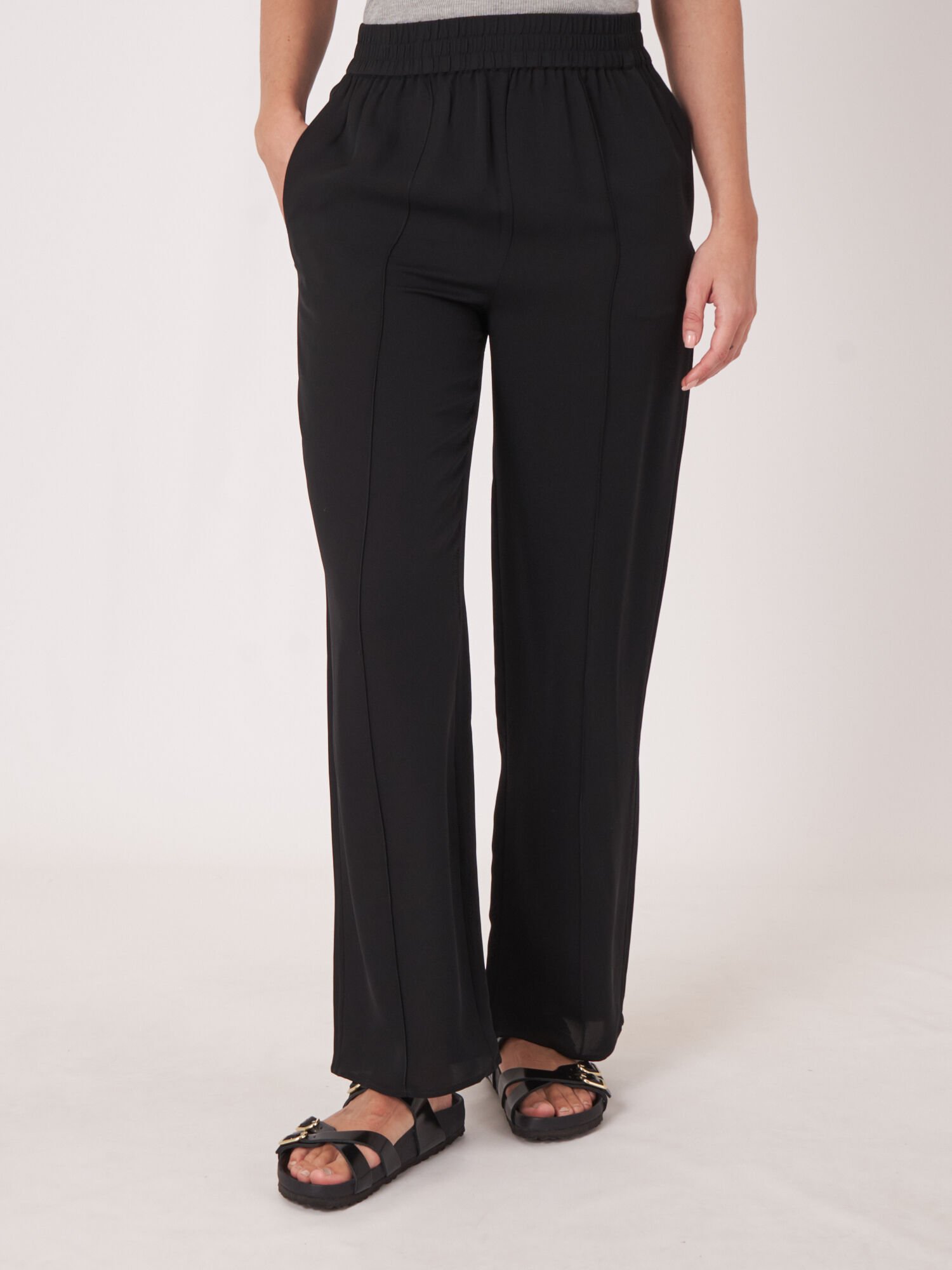 Locker geschnittene Seidenhose von REPEAT cashmere