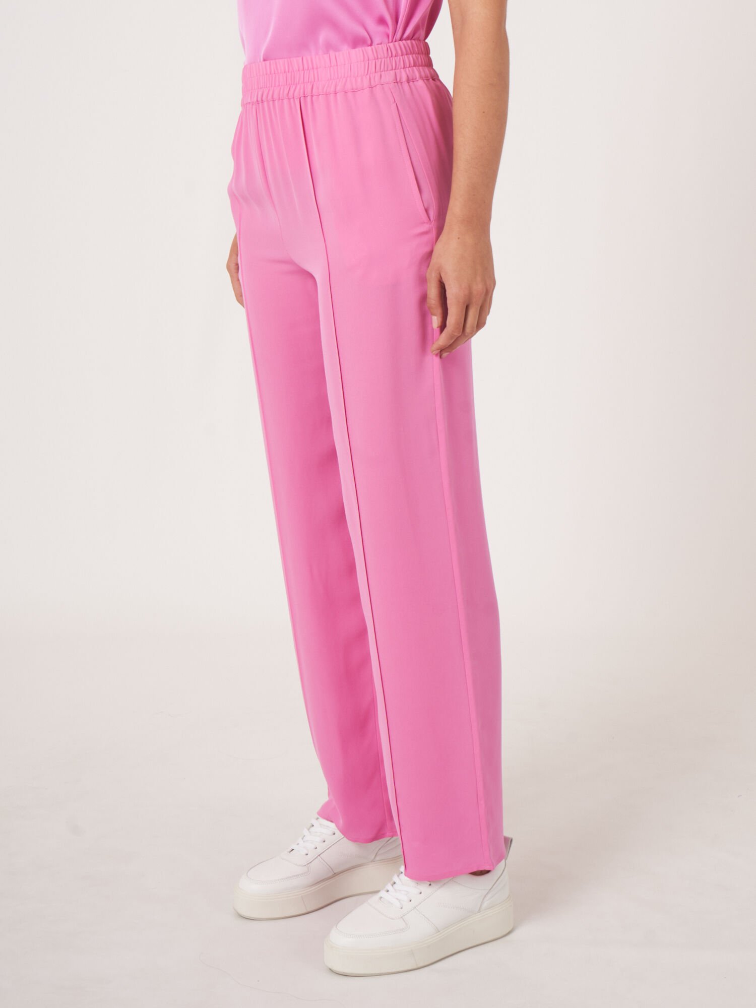 Locker geschnittene Seidenhose von REPEAT cashmere