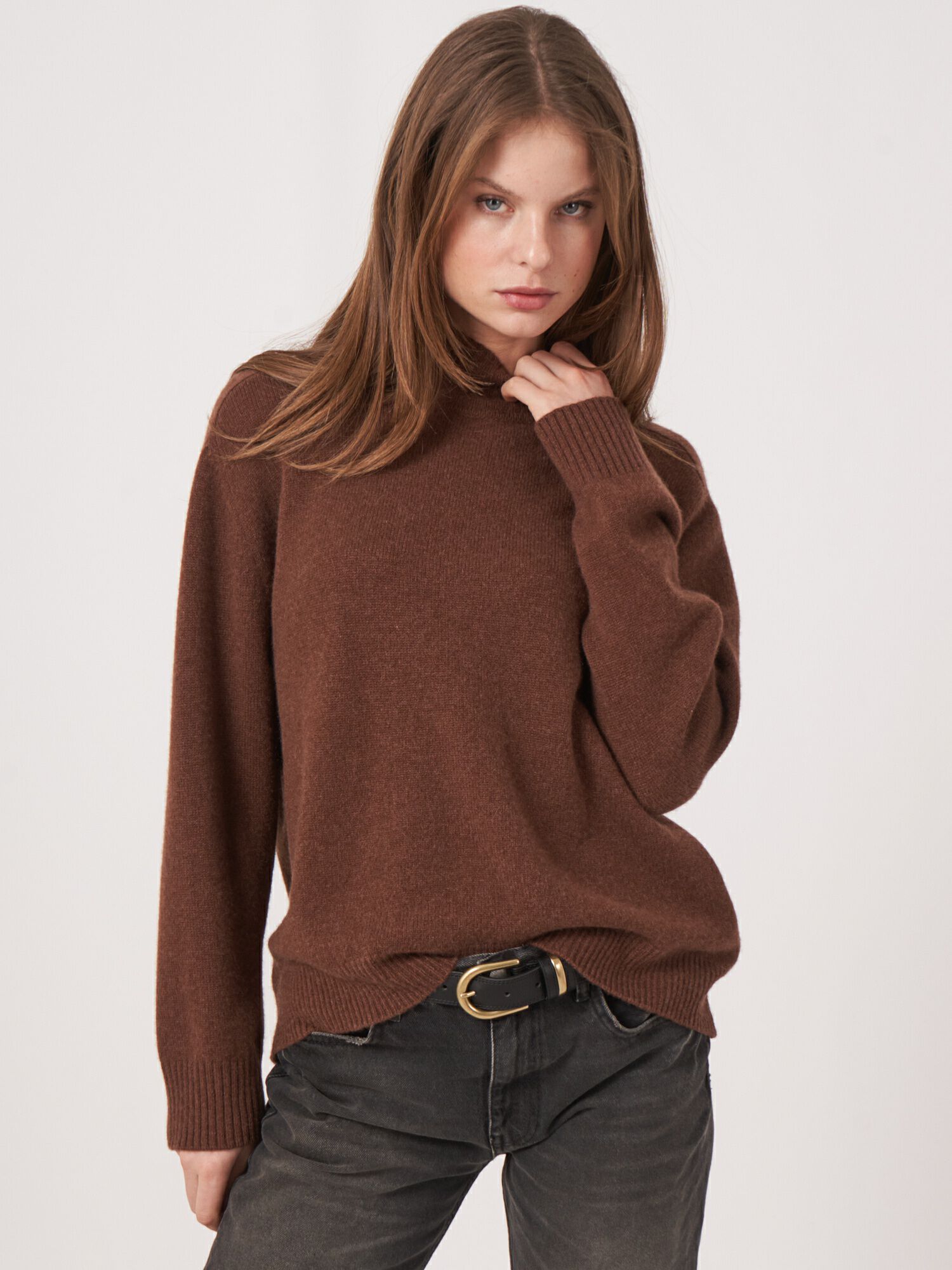 Locker sitzender Kaschmir-Pullover mit hohem Kragen von REPEAT cashmere
