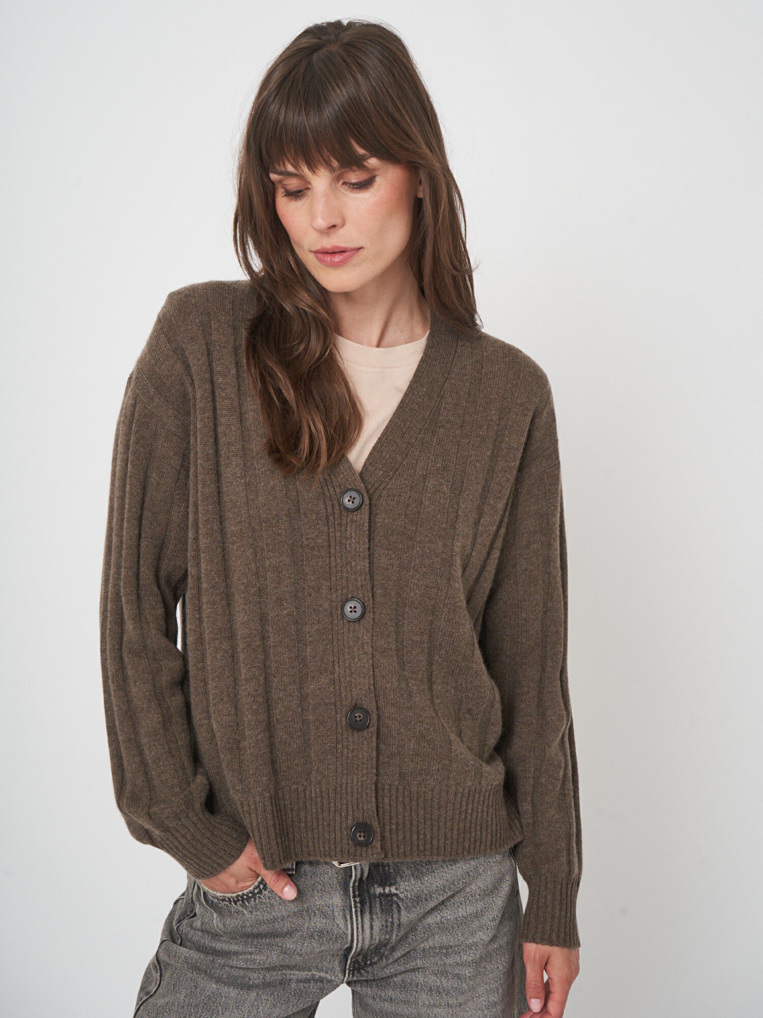 Lockere Strickjacke mit V-Ausschnitt und Rippstruktur von REPEAT cashmere