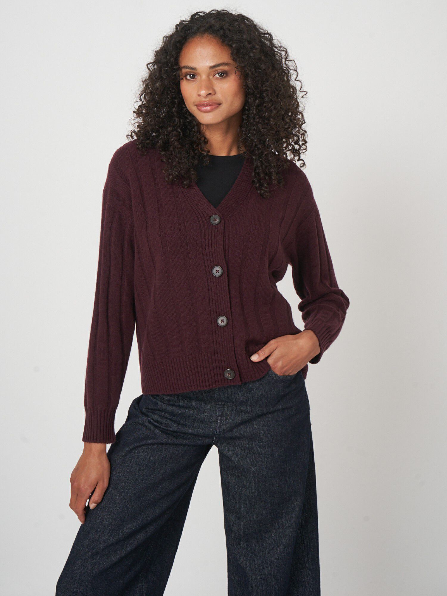 Lockere Strickjacke mit V-Ausschnitt und Rippstruktur von REPEAT cashmere