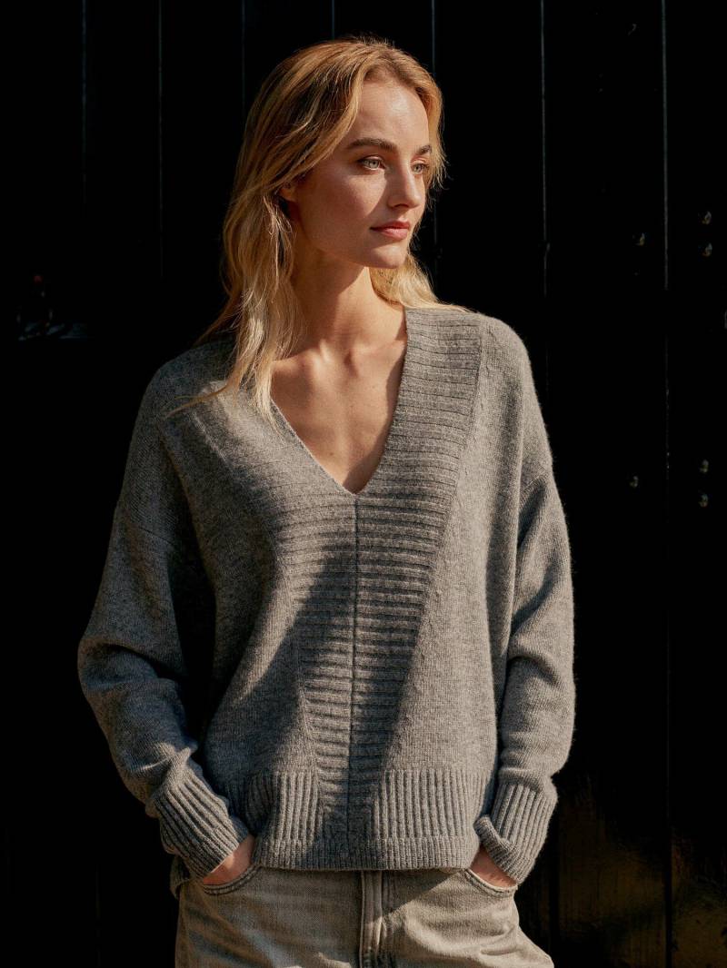 Lockerer V-Ausschnitt-Pullover aus Lammwolle von REPEAT cashmere