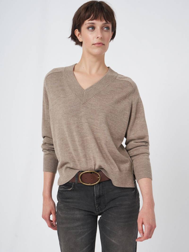 Merinowollpullover mit breitem geripptem V-Ausschnitt von REPEAT cashmere