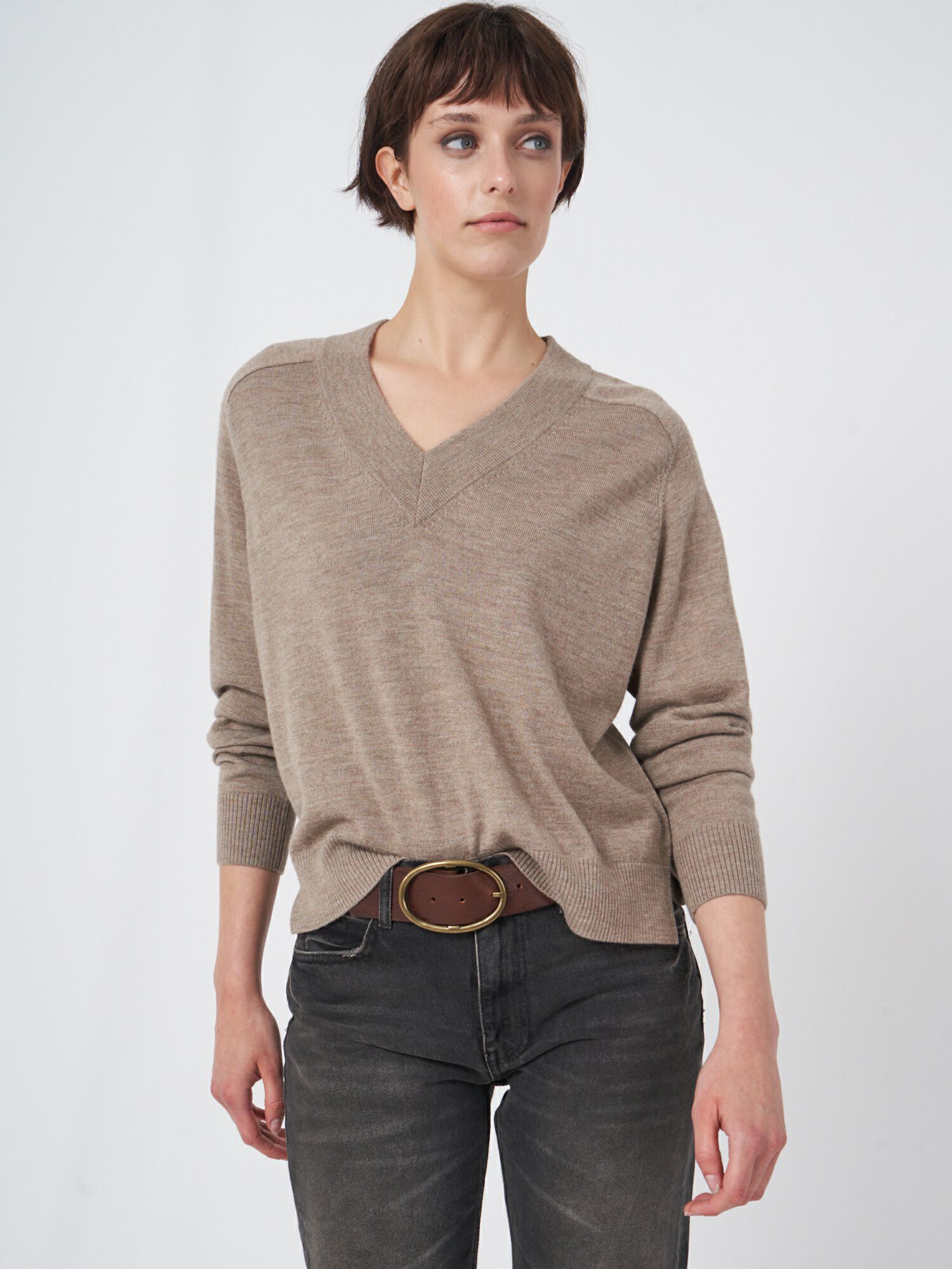 Merinowollpullover mit breitem geripptem V-Ausschnitt von REPEAT cashmere