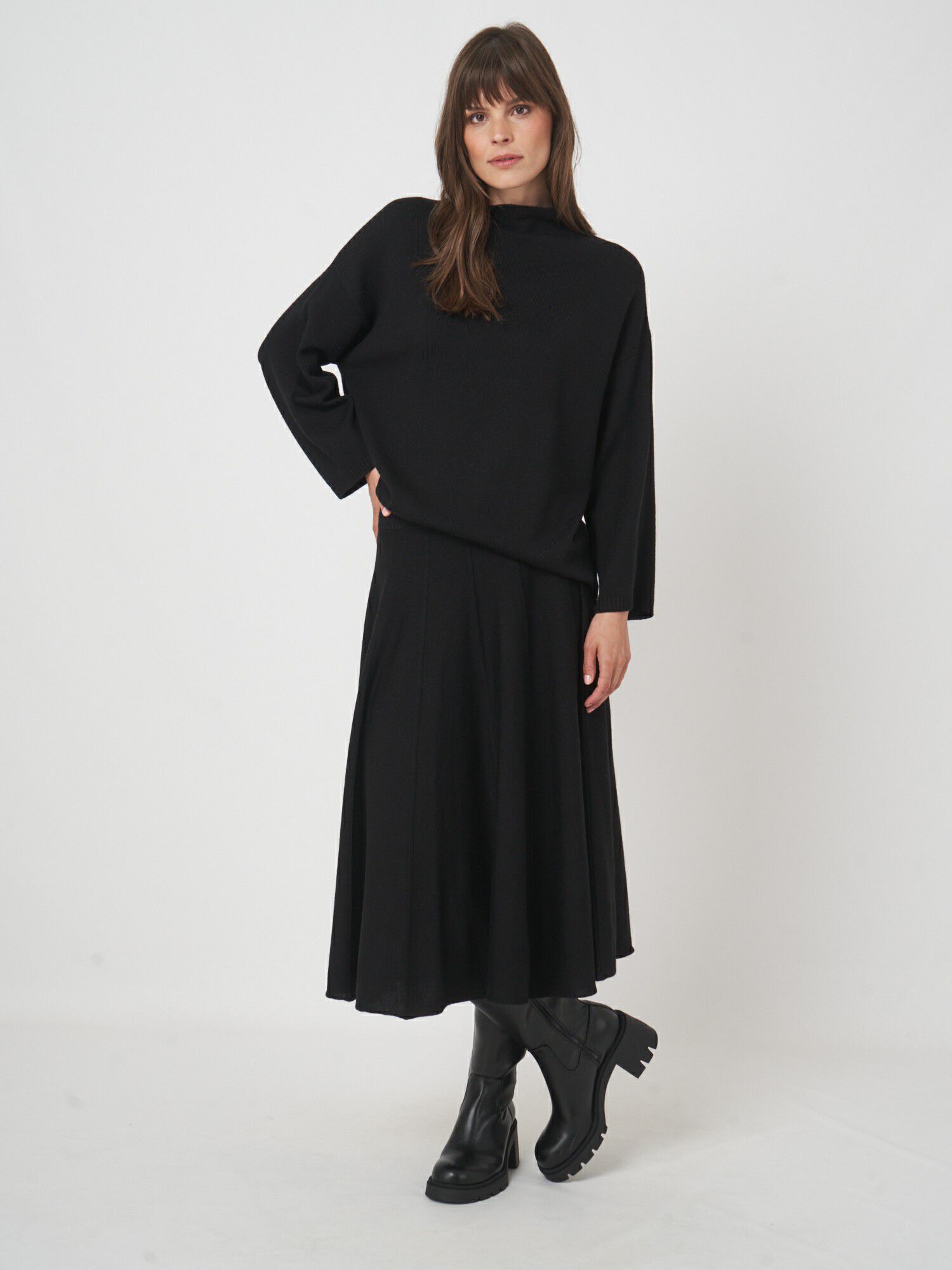 Midirock aus Merinowolle mit weitem Schnitt von REPEAT cashmere