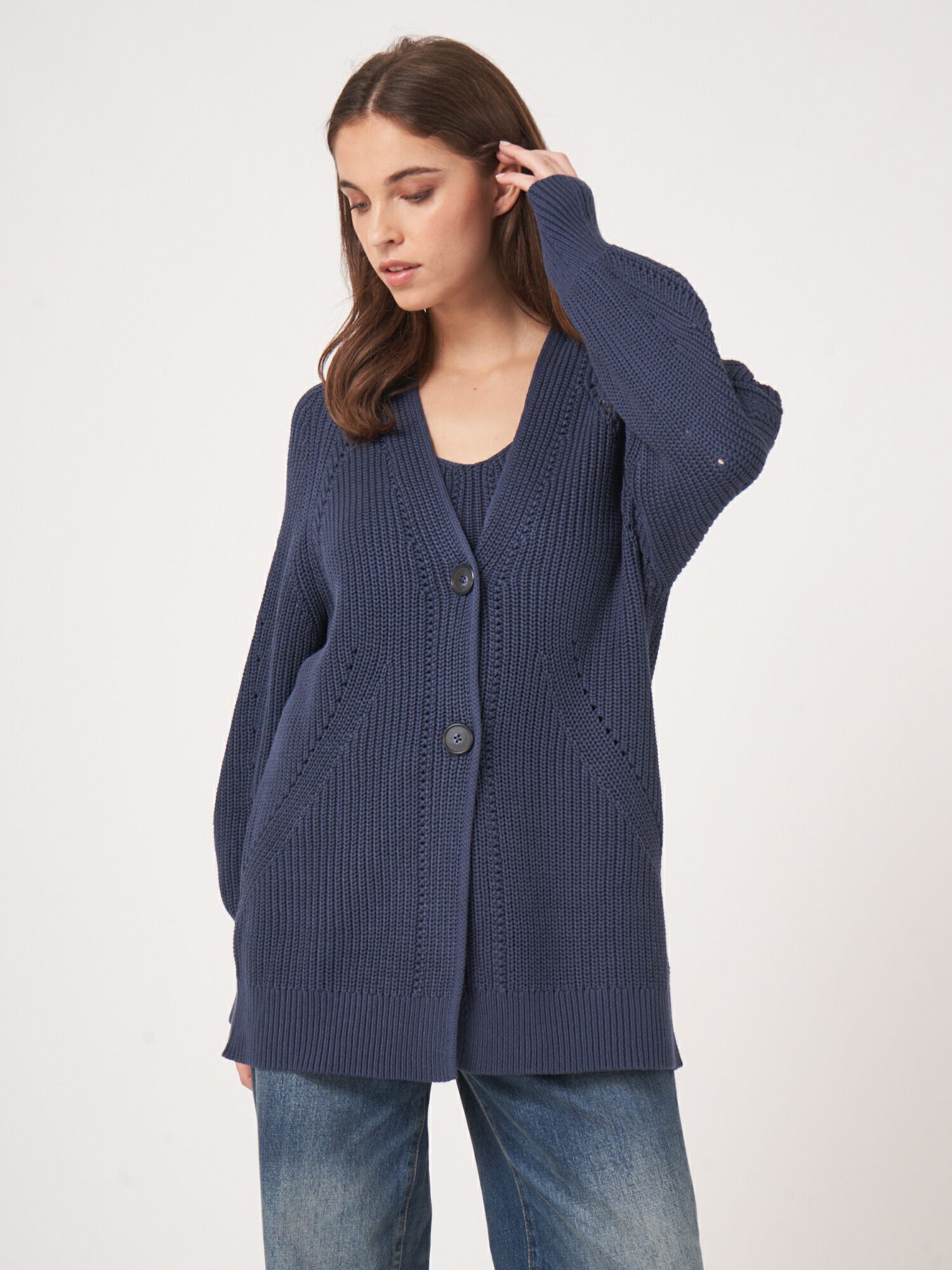 Mittellanger Grobstrick-Cardigan aus Baumwolle von REPEAT cashmere