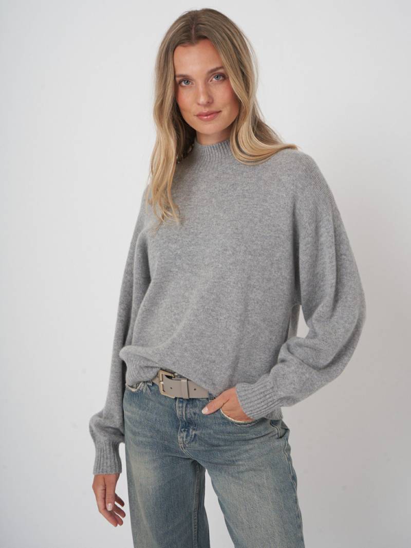 Nahtloser Kaschmirpullover mit Stehkragen im Boxy Fit von REPEAT cashmere