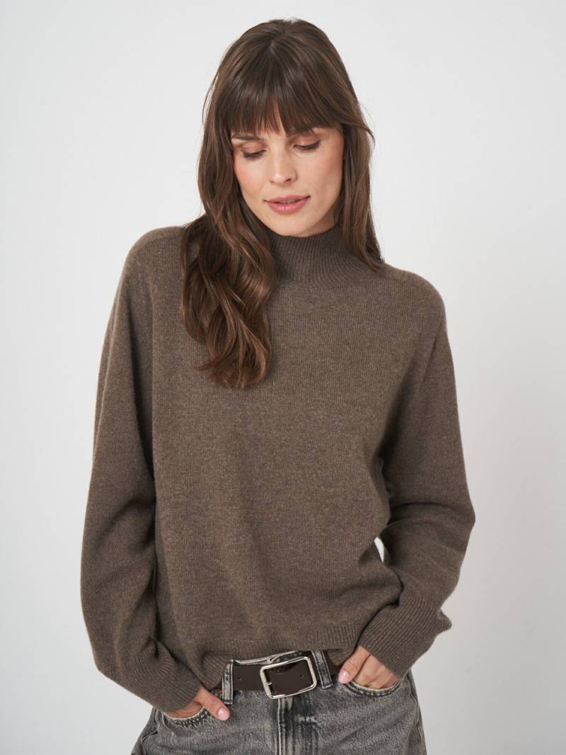 Nahtloser Kaschmirpullover mit Stehkragen von REPEAT cashmere