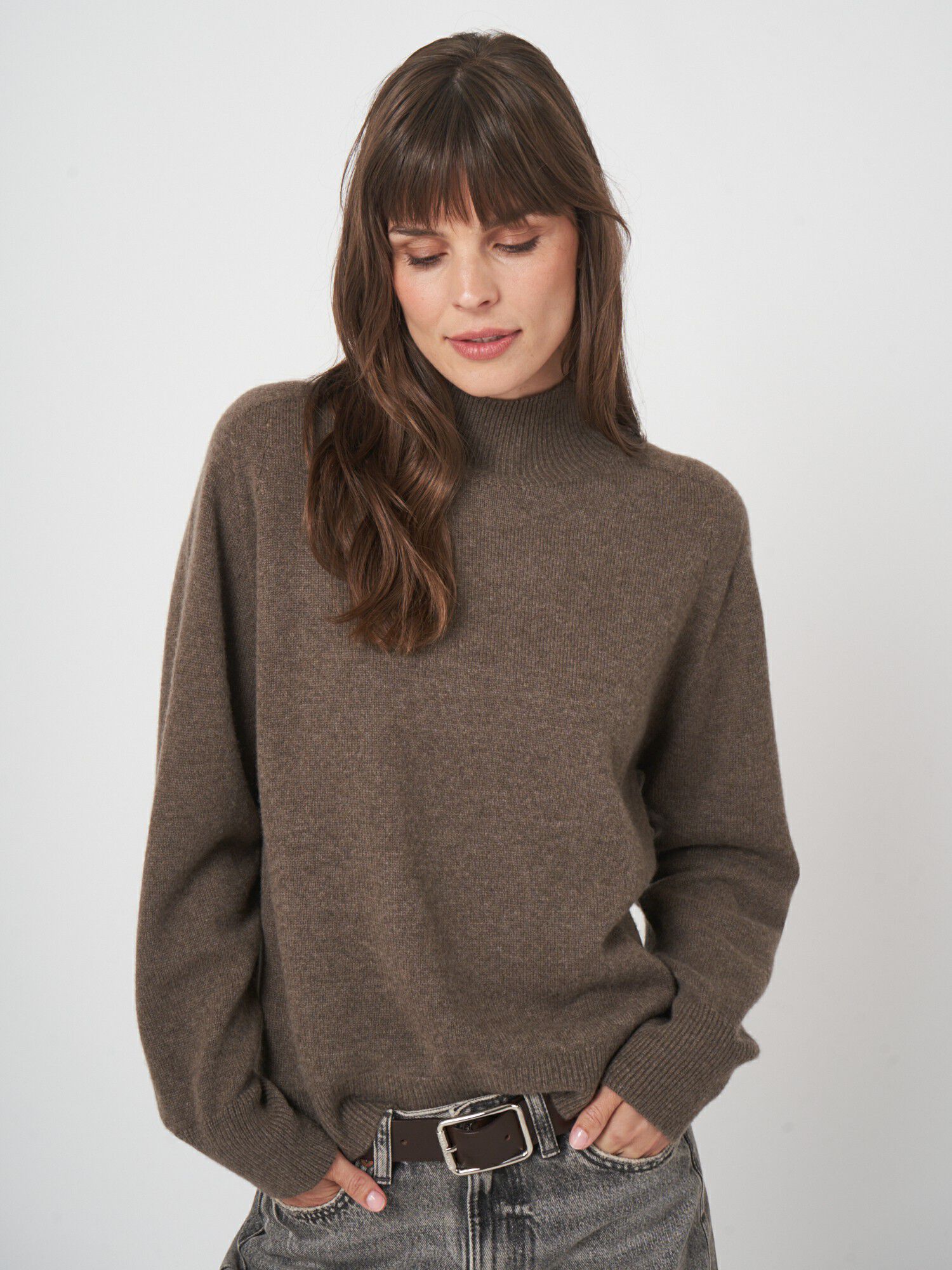 Nahtloser Kaschmirpullover mit Stehkragen von REPEAT cashmere