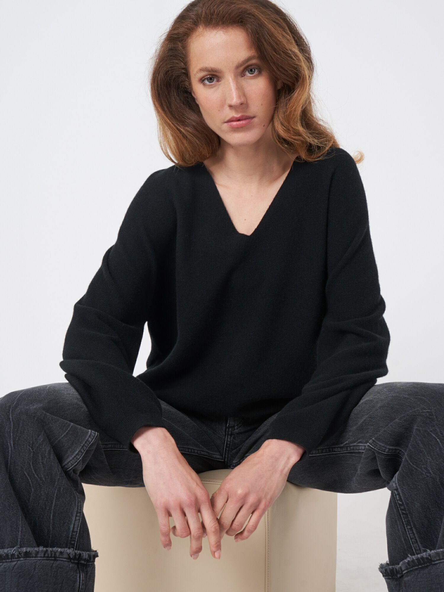 Nahtloser gestrickter Kaschmir-Pullover mit V-Ausschnitt von REPEAT cashmere