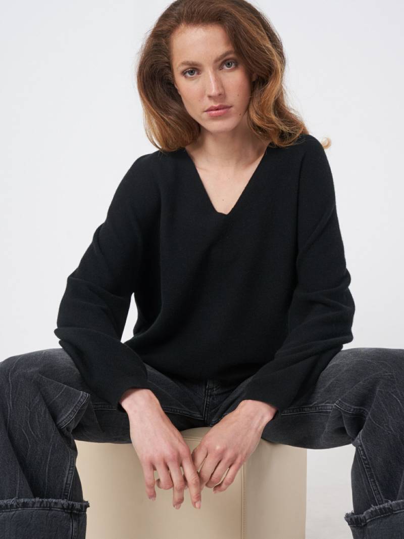 Nahtloser gestrickter Kaschmir-Pullover mit V-Ausschnitt von REPEAT cashmere