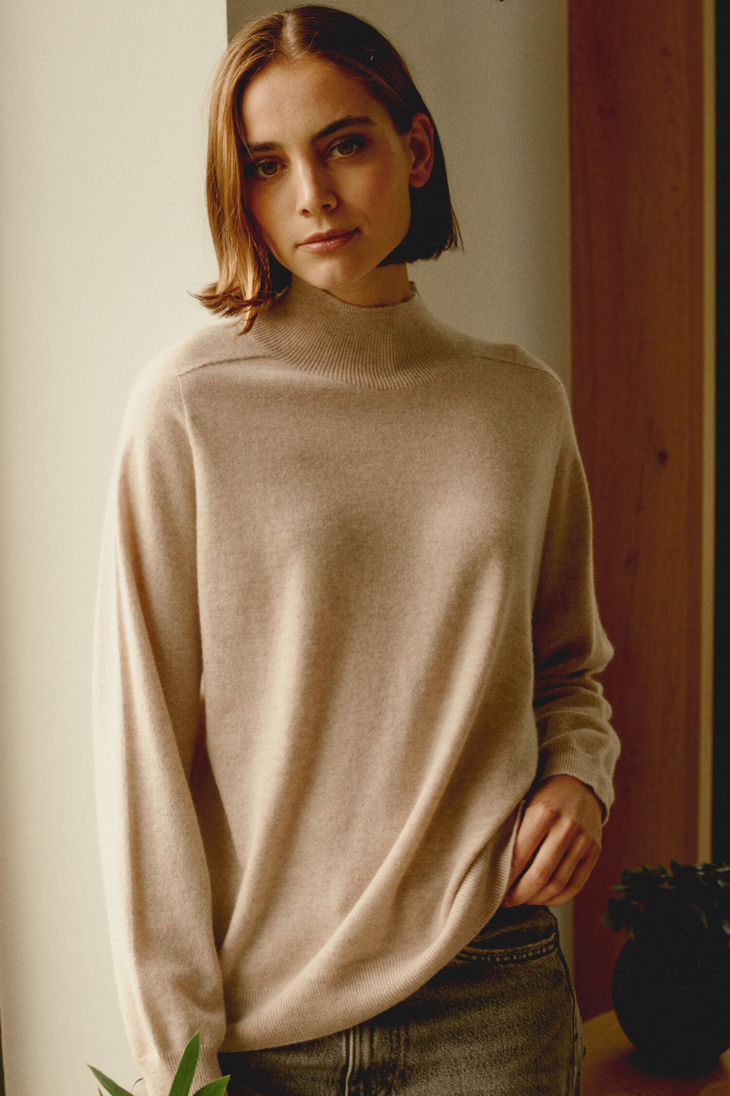 Nahtloser gestrickter Stehkragenpullover mit hohem Kragen aus Bio-Kaschmir von REPEAT cashmere