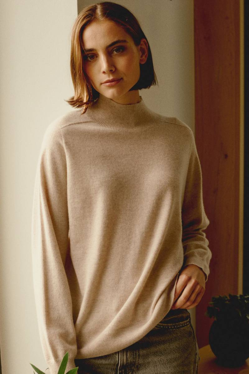 Nahtloser gestrickter Stehkragenpullover mit hohem Kragen aus Bio-Kaschmir von REPEAT cashmere