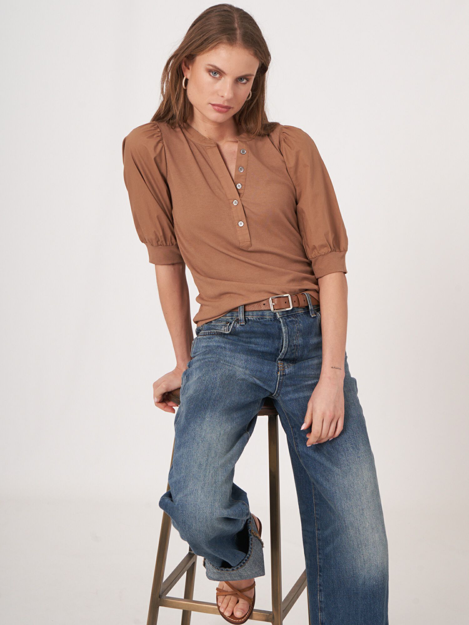 Oberteil mit Henley-Ausschnitt mit kurzen Puffärmeln von REPEAT cashmere