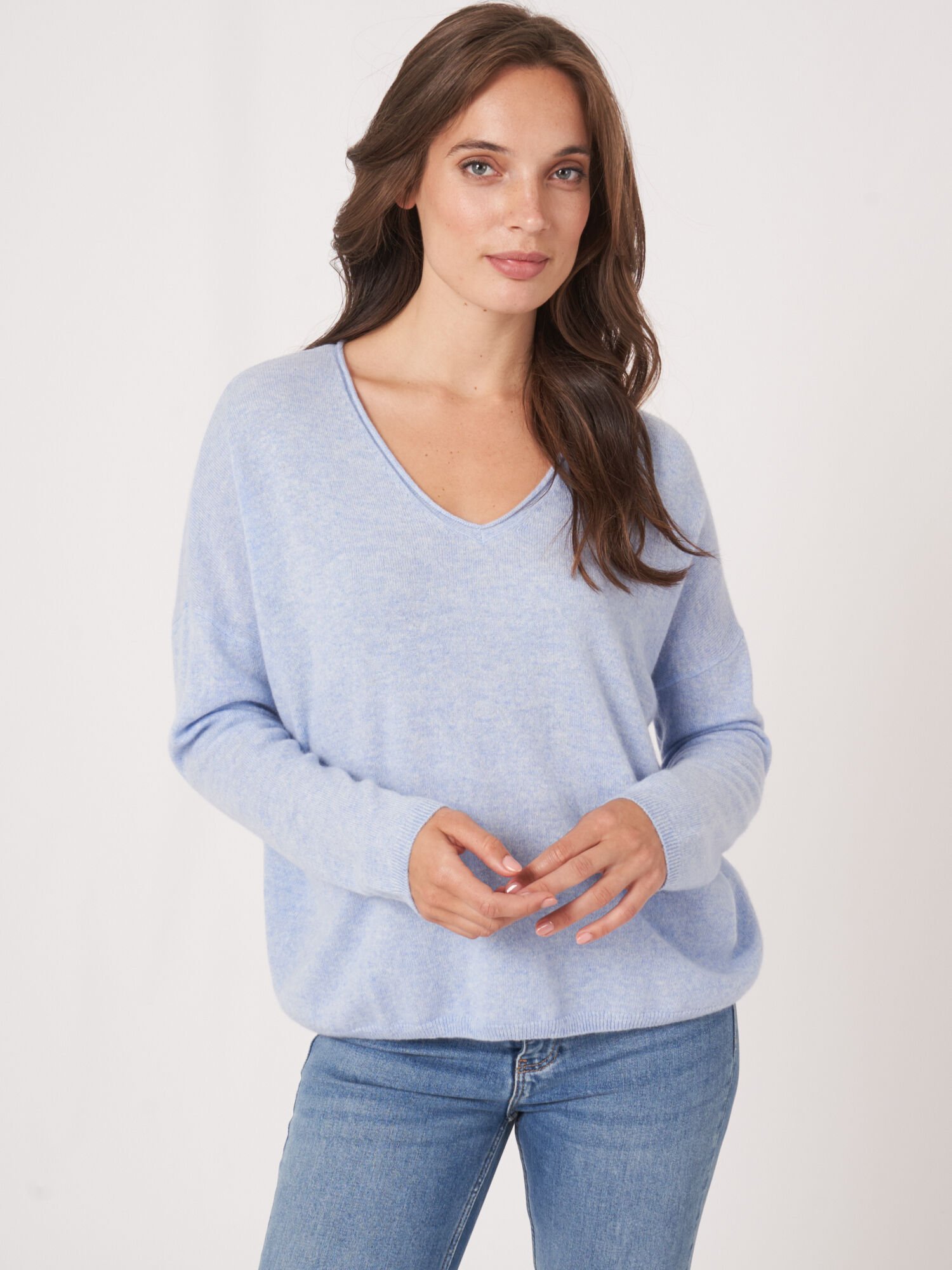 Oversized Bio-Kaschmir-Pullover mit V-Ausschnitt von REPEAT cashmere