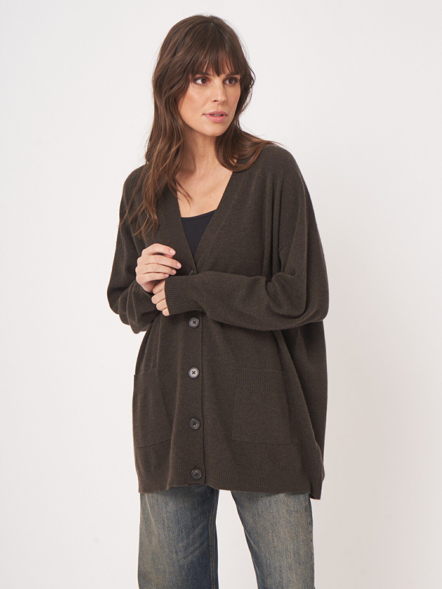 Oversized Feinstrick-Cardigan mit V-Ausschnitt von REPEAT cashmere