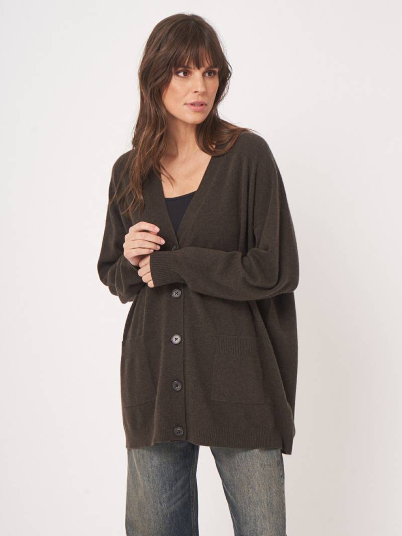 Oversized Feinstrick-Cardigan mit V-Ausschnitt von REPEAT cashmere