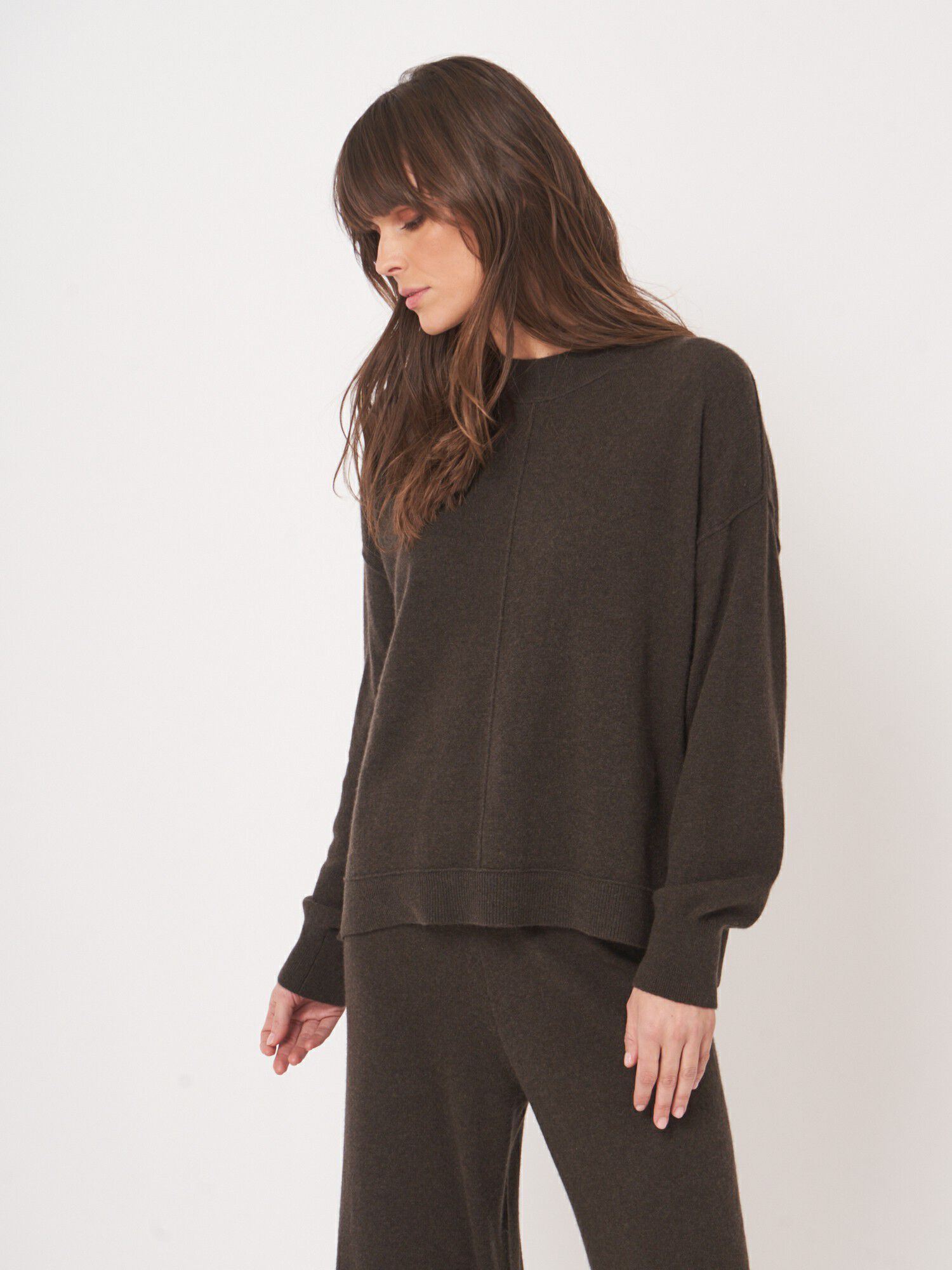 Oversized-Kaschmirpullover mit Stehkragen von REPEAT cashmere