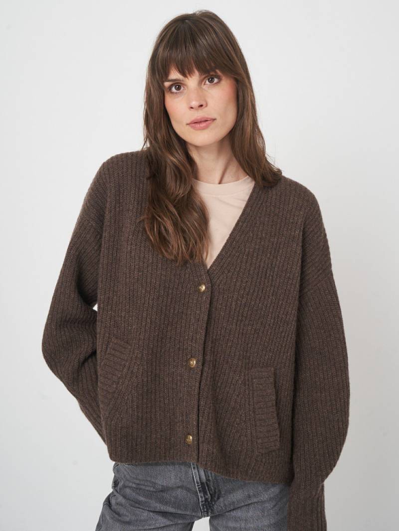 Oversized Strickjacke mit V-Ausschnitt und Taschen von REPEAT cashmere