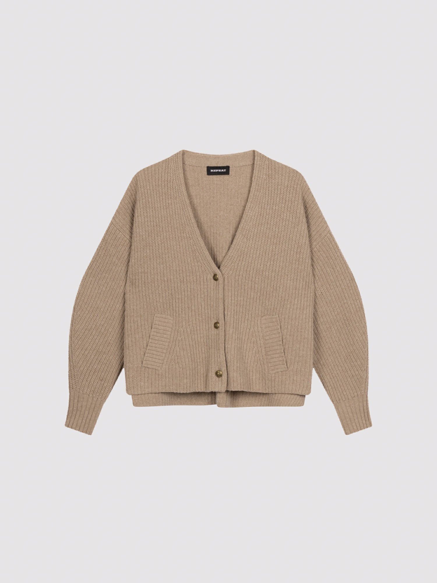 Oversized Strickjacke mit V-Ausschnitt und Taschen von REPEAT cashmere