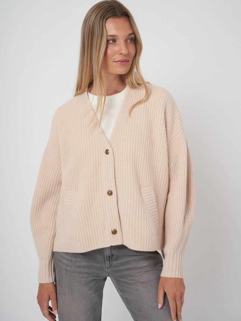 Oversized Strickjacke mit V-Ausschnitt und Taschen von REPEAT cashmere