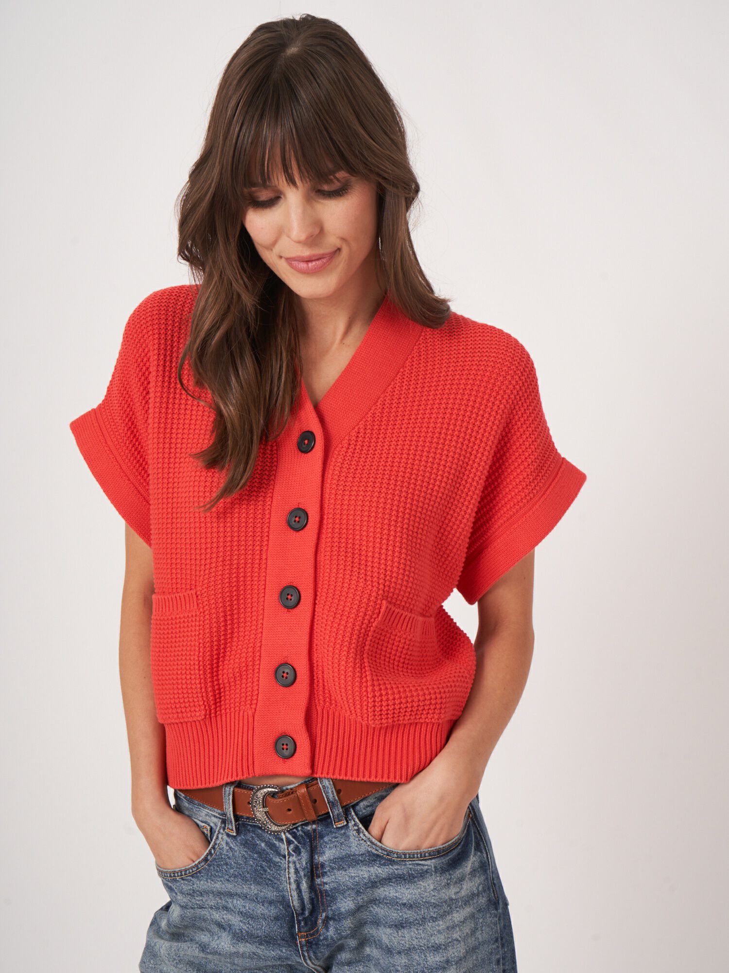 Oversized ärmellose texturierte Strickjacke mit Taschen von REPEAT cashmere